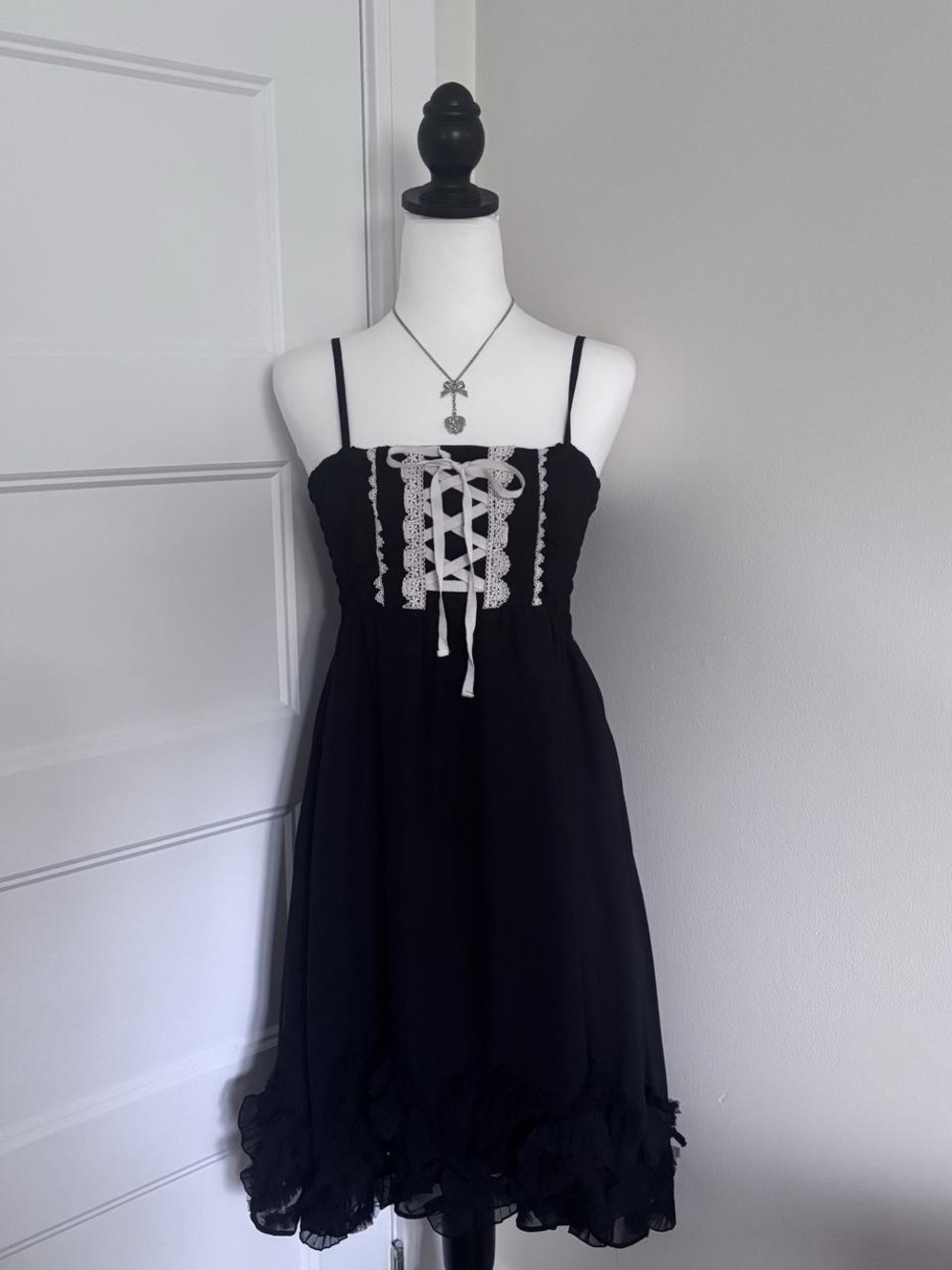 moving sale 💕 - j-fashion axes femme babydoll tie front black and white dress